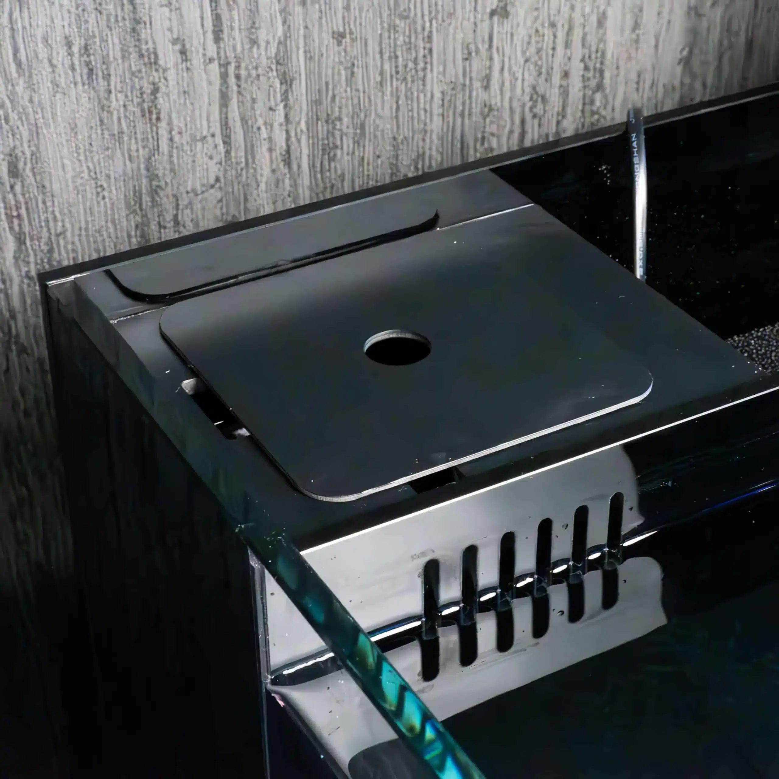 w60_03 | 海水魚通販はアクアギフト 黒いカバーを取り付けたネプチューンキューブW60の背面濾過部